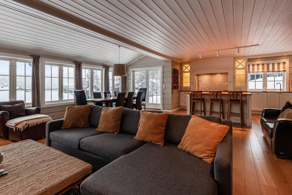 Kitchen or kitchenette, Living room, Seating area, Dining area