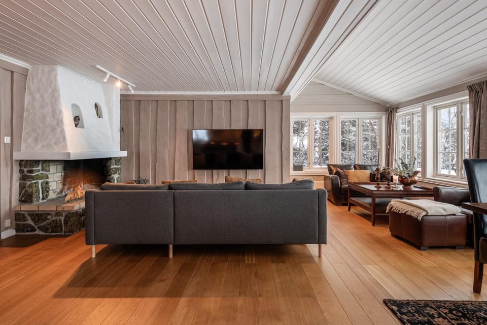 TV and multimedia, Living room, Seating area, fireplace