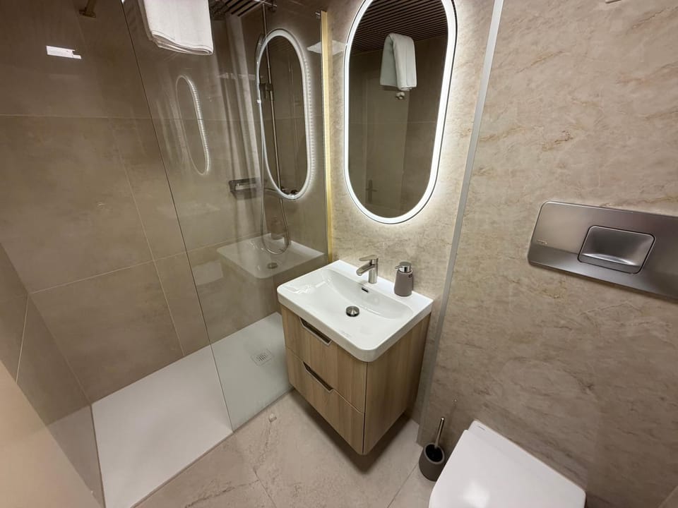 Shower, Toilet