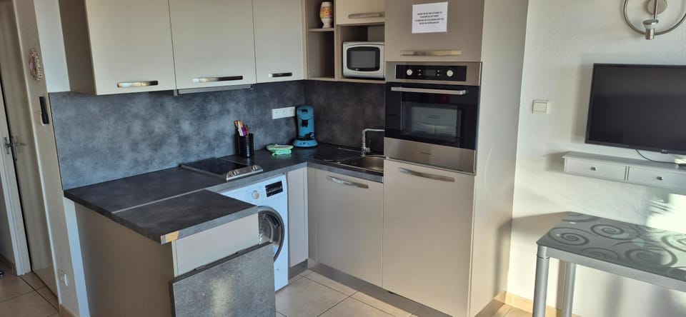 Le Matago A37, studio superbe vue port, clim, parking Apartment in Agde