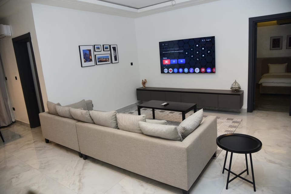 Property building, Living room, Dining area, Diving, Diving