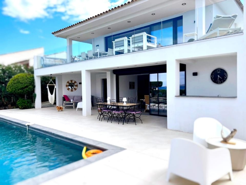 Villa Rez de Jardin - vue mer, piscine & boulodrome privé, plage, Ste maxime & Golfe de St Tropez House in Roquebrune-sur-Argens
