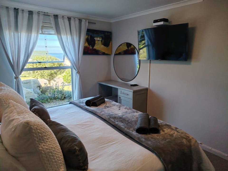 Bed, TV and multimedia, Bedroom