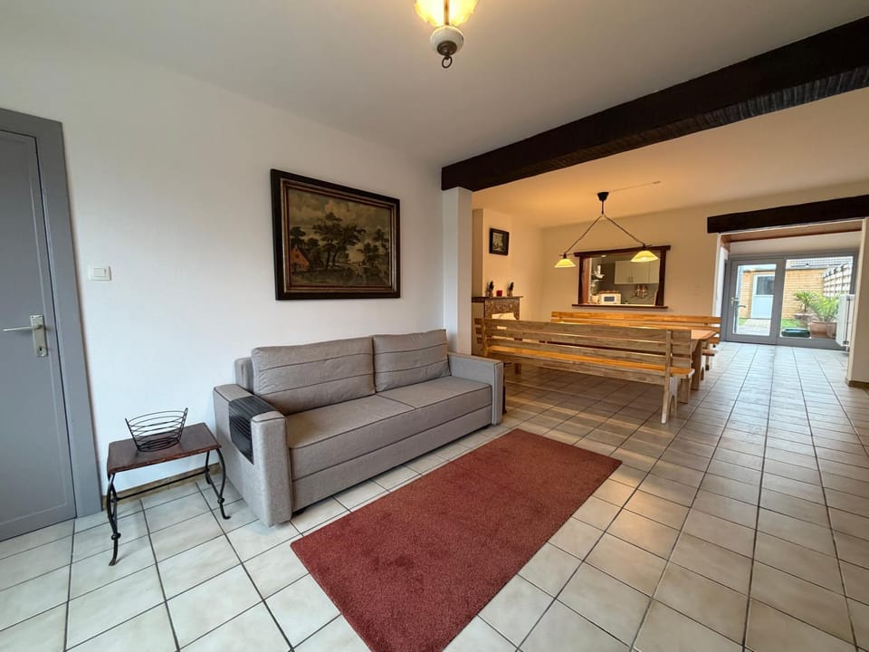 Living room, Seating area, Dinner, internet