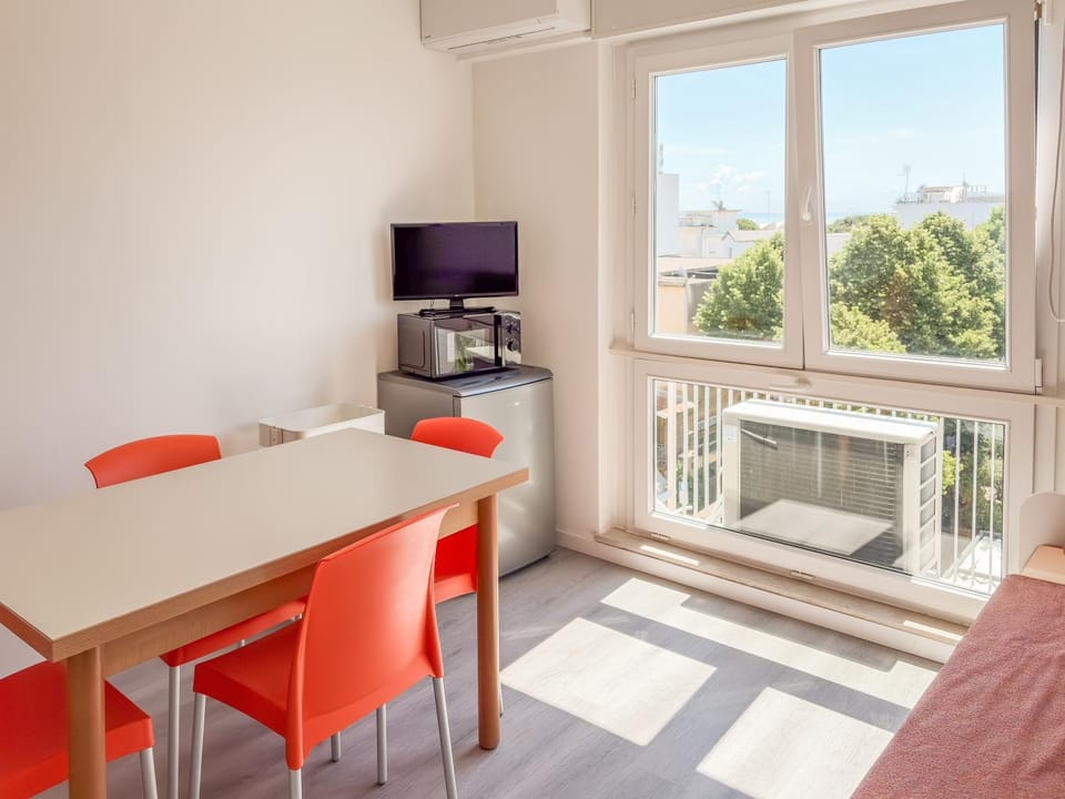 TV and multimedia, View (from property/room), Kitchen or kitchenette, Living room, Seating area, Dining area