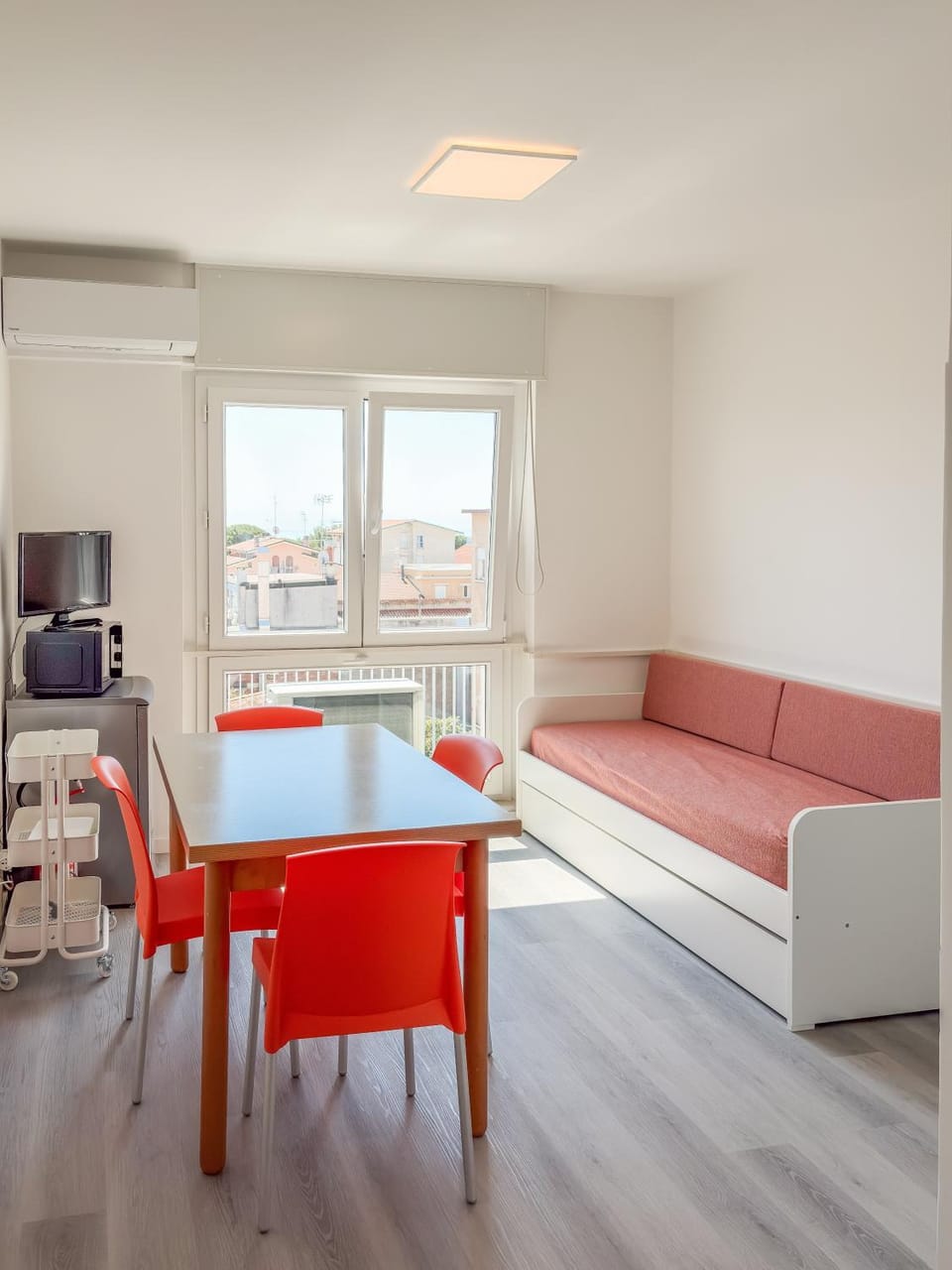 TV and multimedia, Living room, Seating area, Dining area