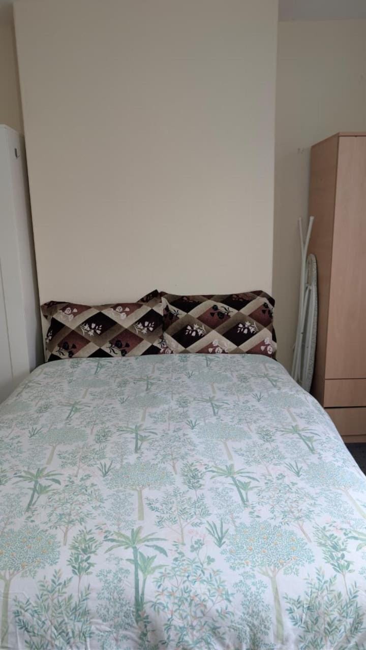 Comfortable Double Room Close to Nottingham Station with Free Parking & WiFi Vacation rental in Nottingham