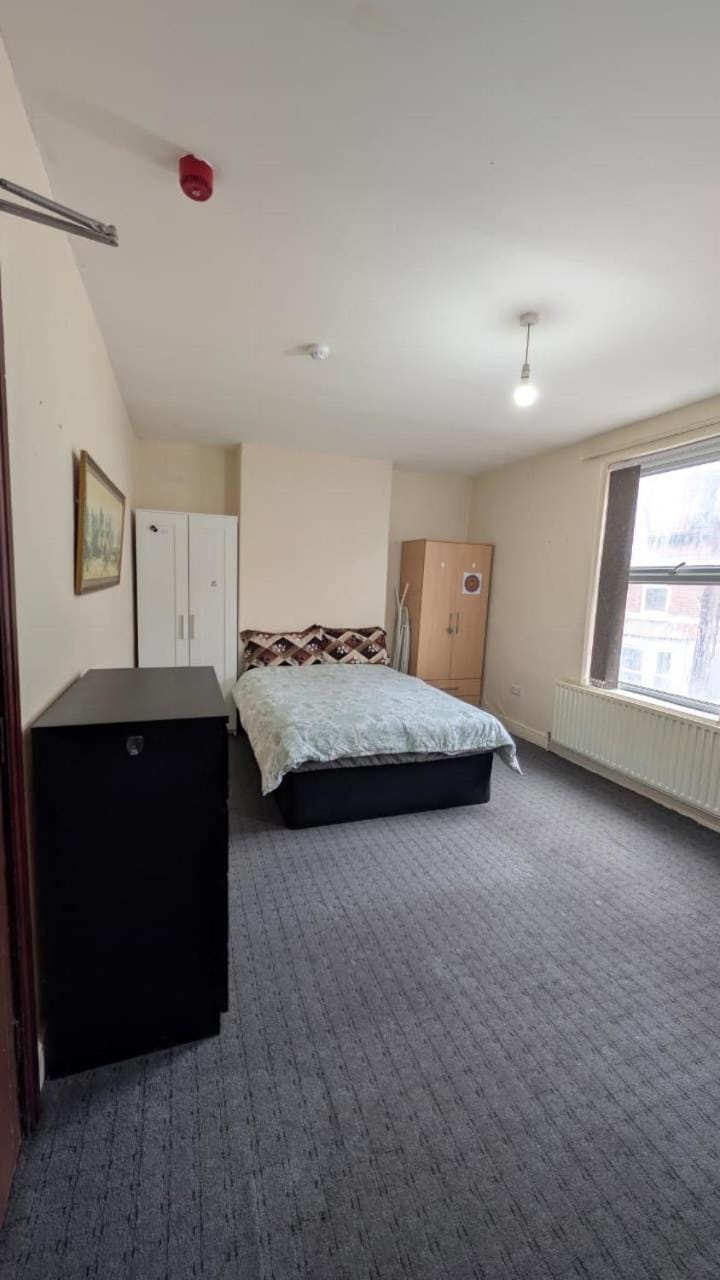 Comfortable Double Room Close to Nottingham Station with Free Parking & WiFi Vacation rental in Nottingham