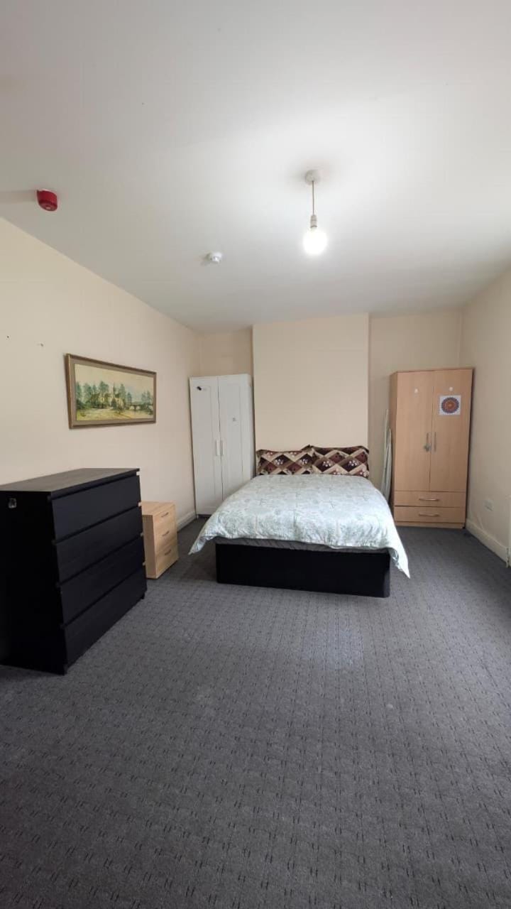 Comfortable Double Room Close to Nottingham Station with Free Parking & WiFi Vacation rental in Nottingham