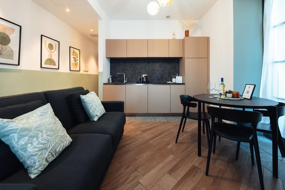 Kitchen or kitchenette, Living room, Seating area, Dining area