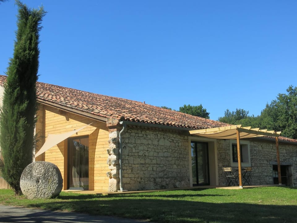 Property building, Patio, Facade/entrance, Day, Garden view, Landmark view, Pool view