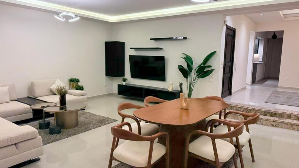 2BR luxurious Apt in a Prime Location 15 mins From airport Apartment in New Cairo City