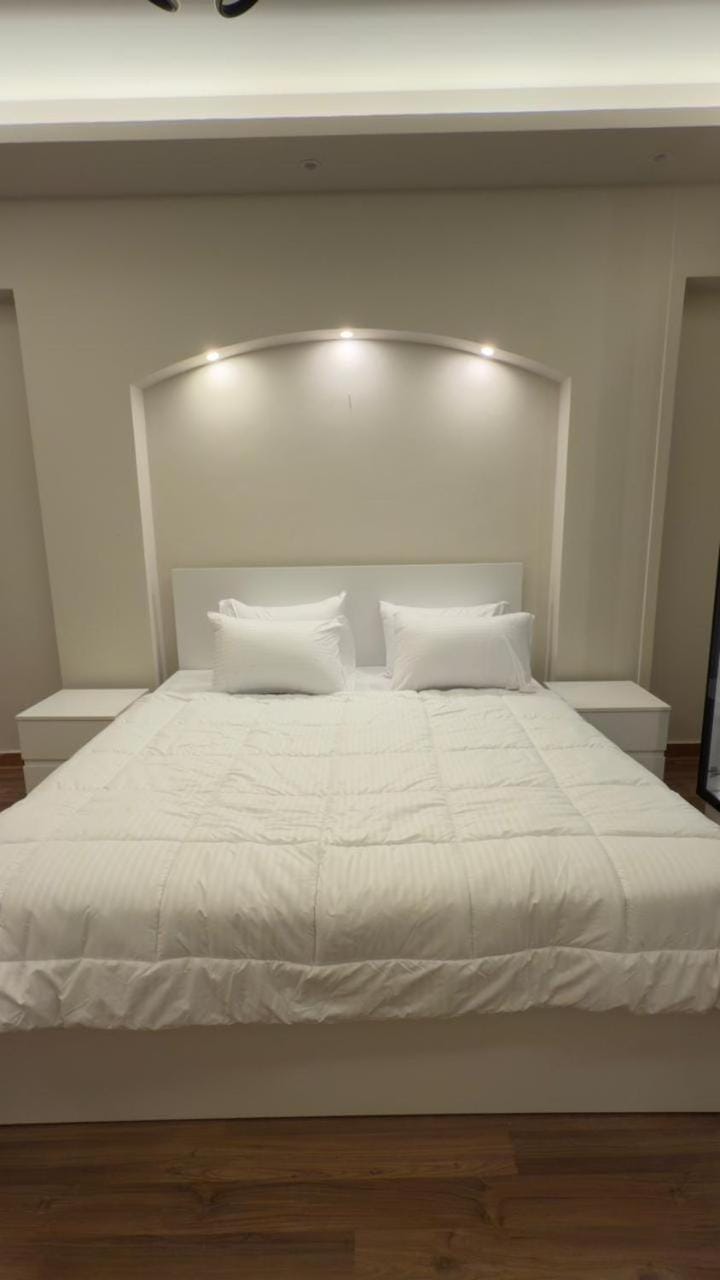 2BR luxurious Apt in a Prime Location 15 mins From airport Apartment in New Cairo City