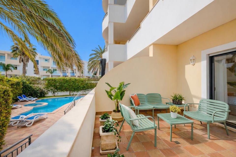 Patio, Balcony/Terrace, Balcony/Terrace, Pool view, Swimming pool, sunbed