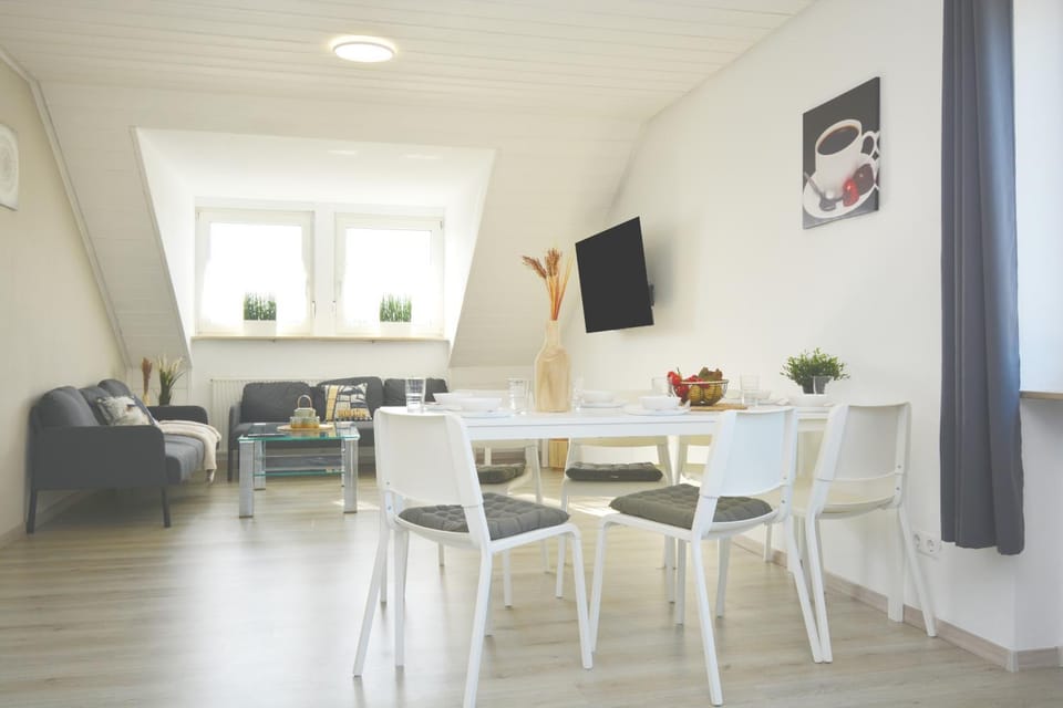 TV and multimedia, Living room, Seating area, Dining area
