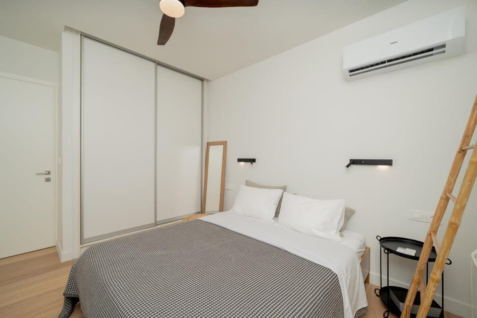 Bed, Bedroom, wardrobe, air conditioner
