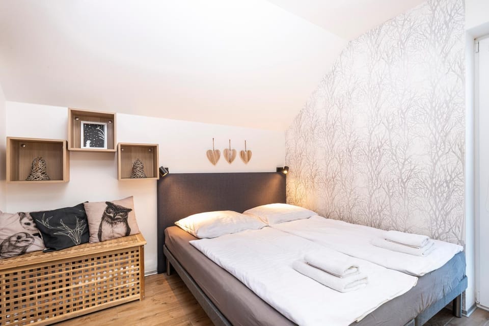 Bed, Photo of the whole room, Bedroom, towels