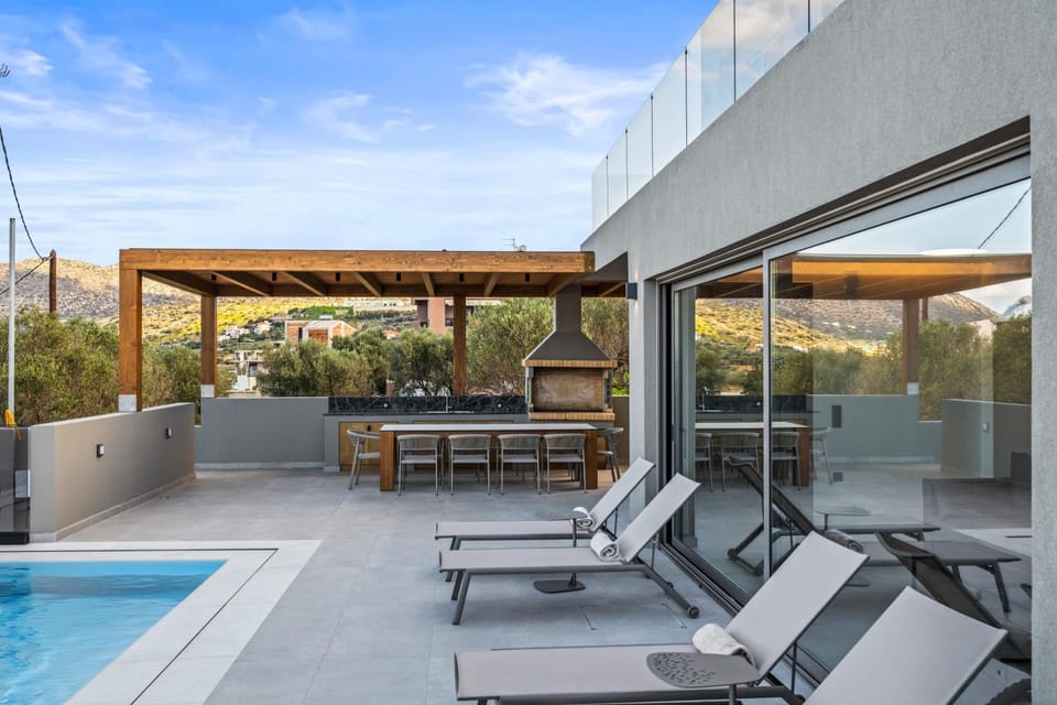 Patio, BBQ facilities, Balcony/Terrace, Dining area, Mountain view, Pool view, Swimming pool, Inner courtyard view, sunbed, towels