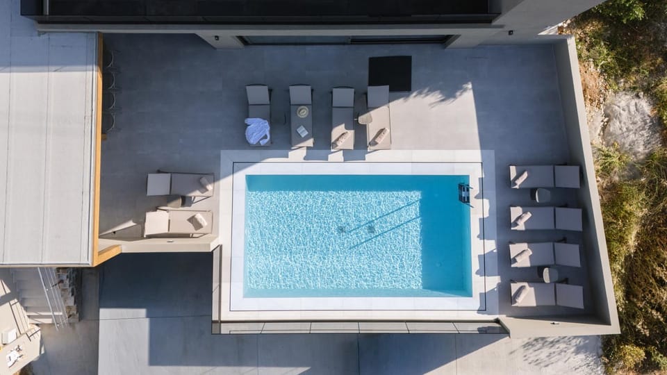 Pool view, Swimming pool, sunbed