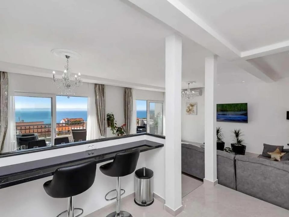 Novi moderan stan s pogledom na more- Makarska Apartment in Makarska