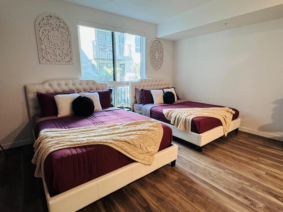 The Greatest Location in Hollywood FREE Parking Apartment in Hollywood