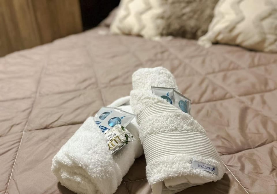 Bed, towels