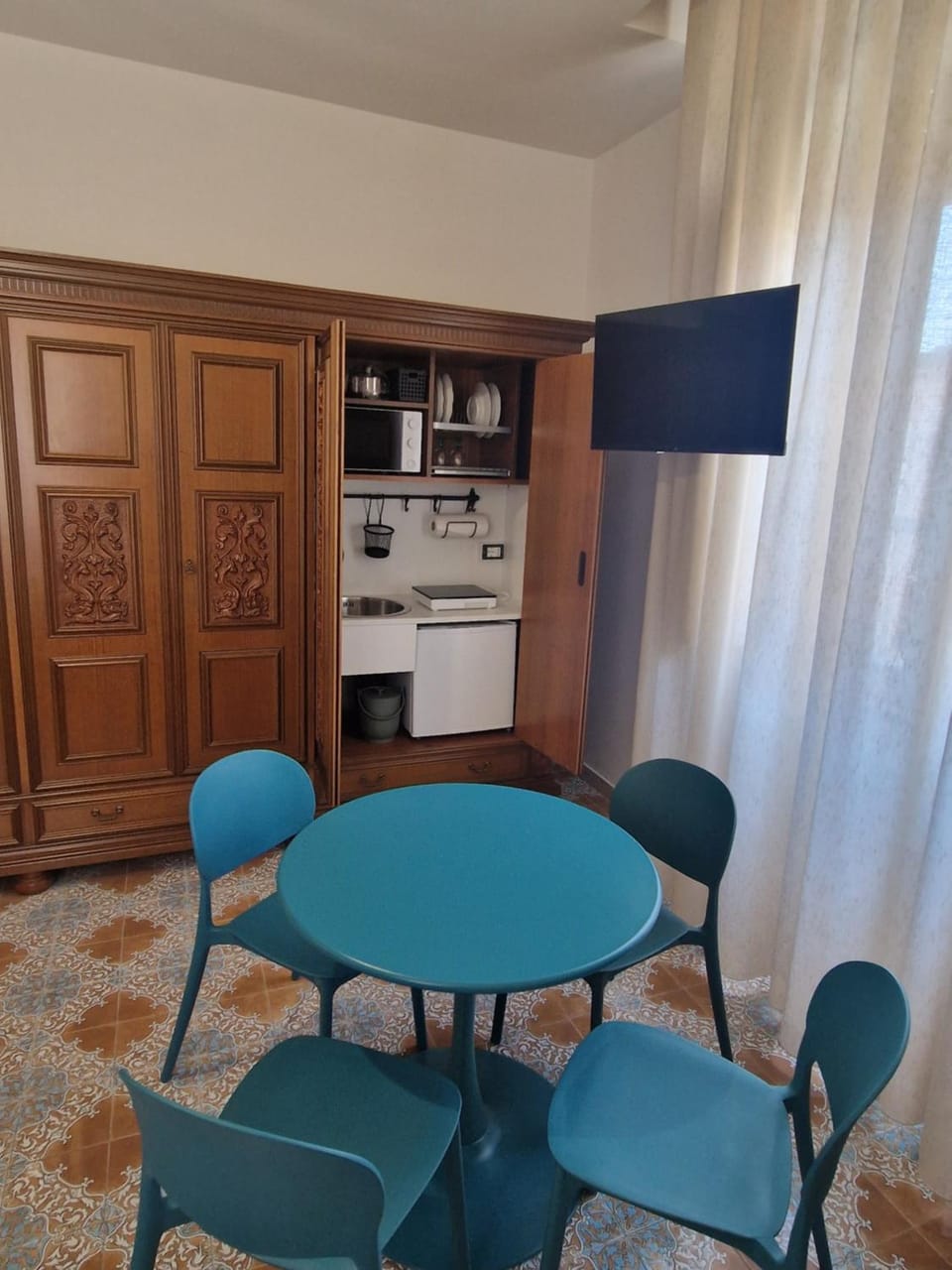 Coffee/tea facilities, Kitchen or kitchenette, Seating area, Dining area, microwave, minibar, stove