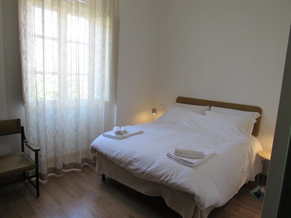 Bed, Bedroom, towels, acessibility