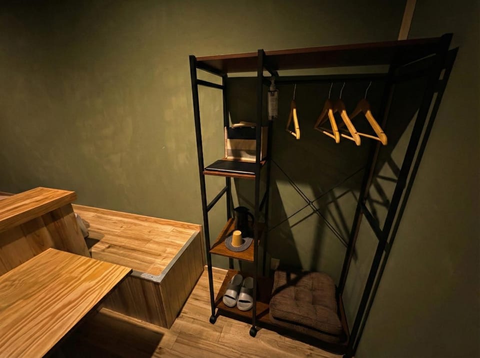 Photo of the whole room, storage