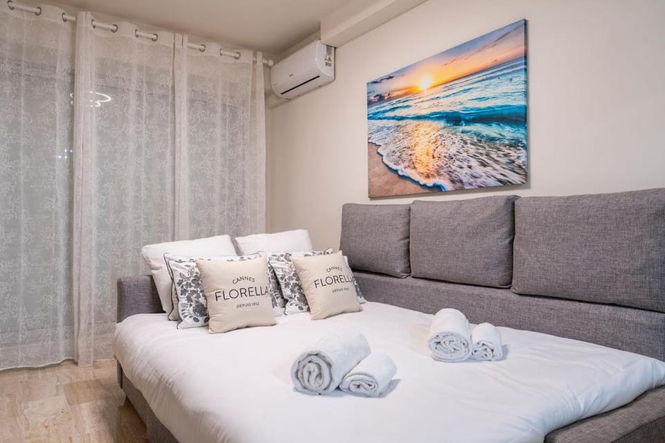 Bed, Living room, towels, air conditioner