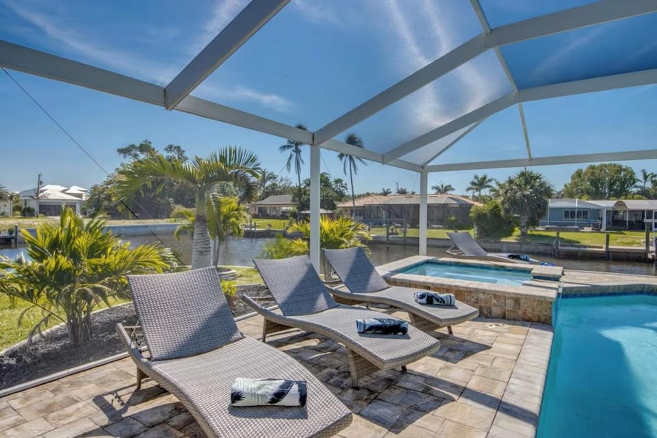 Waterfront - Walk to Beach, Pool ,Spa, Kayaks, Bikes, Direct Gulf Access - Retro Retreat House in Cape Coral