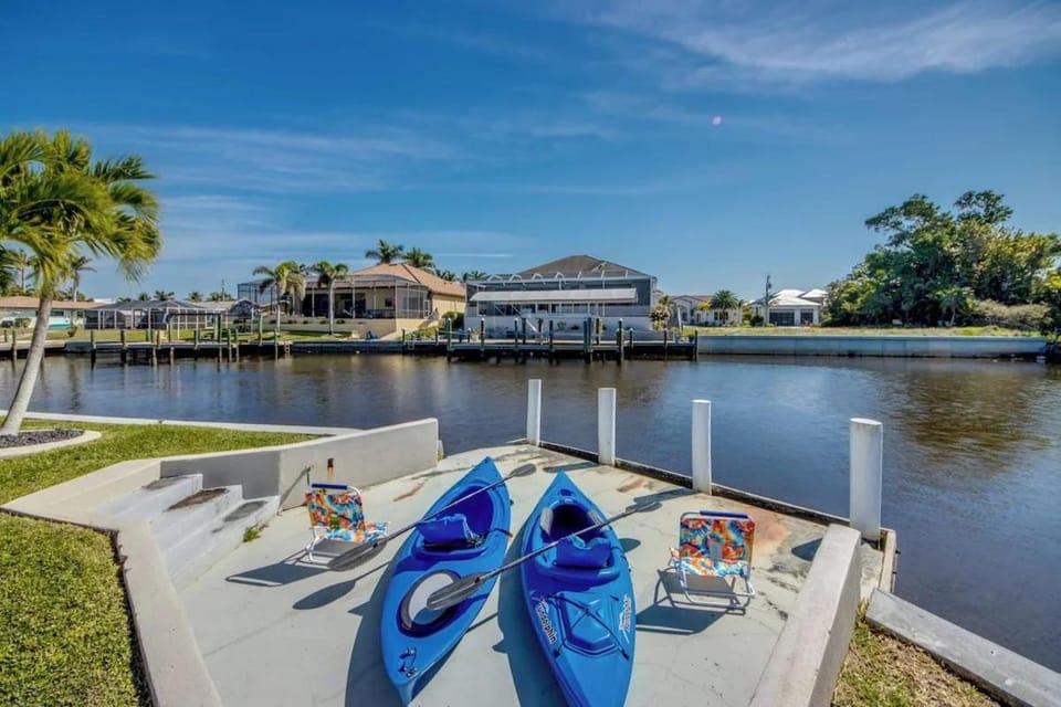 Waterfront - Walk to Beach, Pool ,Spa, Kayaks, Bikes, Direct Gulf Access - Retro Retreat House in Cape Coral