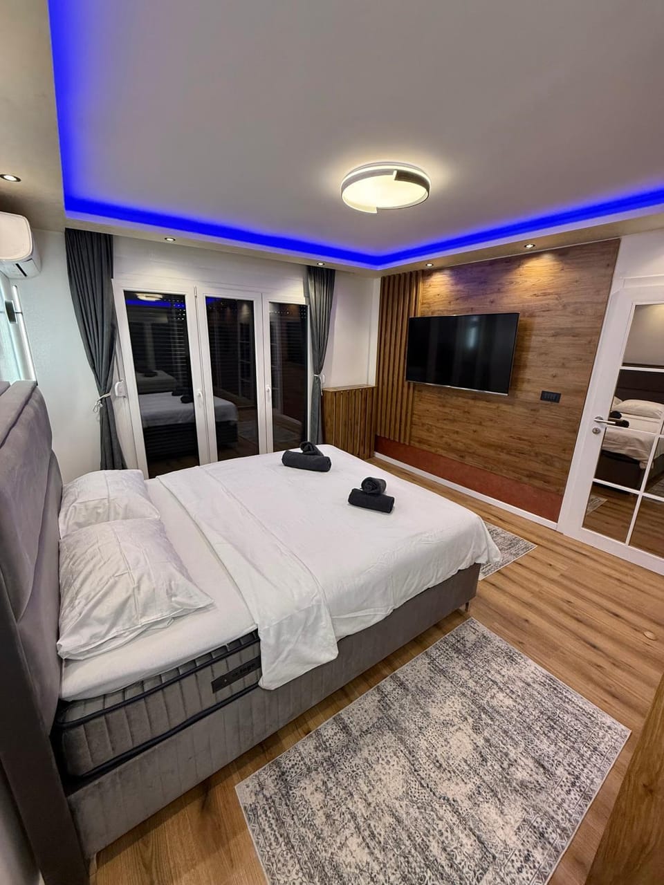 Bed, TV and multimedia, Bedroom, air conditioner