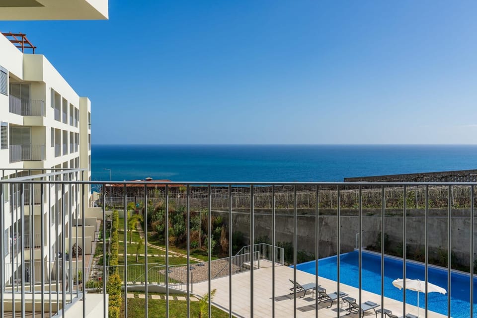 Balcony/Terrace, Sea view, Swimming pool, sunbed