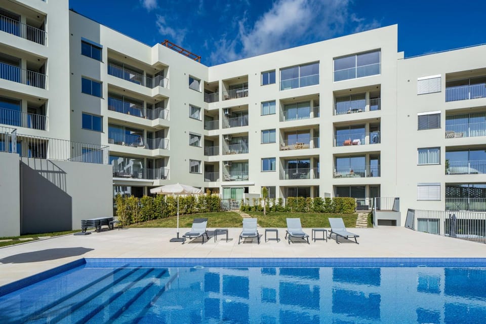 Property building, Day, Swimming pool, sunbed
