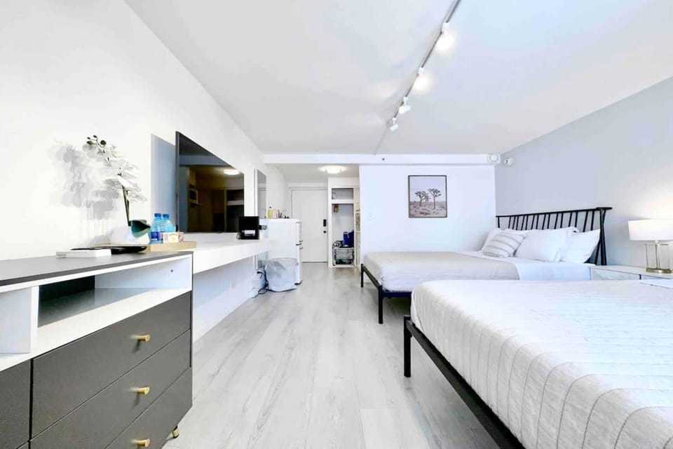 Bed, TV and multimedia, Photo of the whole room