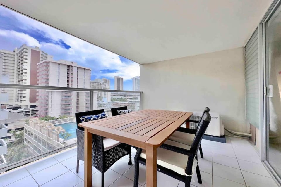 View (from property/room), Balcony/Terrace, Seating area, Dining area, City view, Pool view