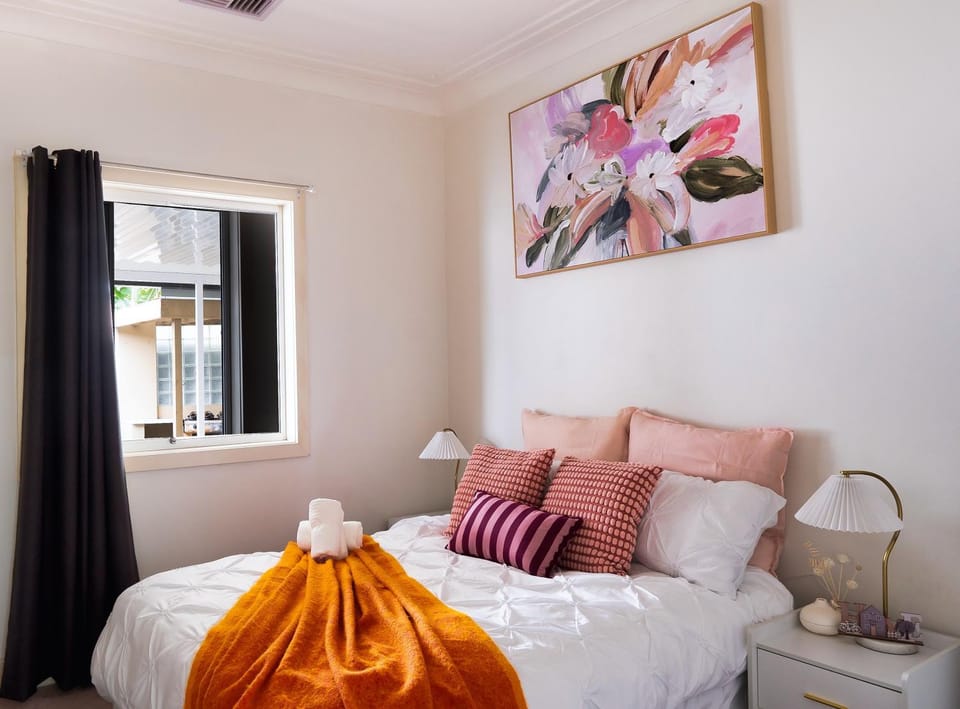 Bed, Living room, Photo of the whole room, Seating area, Bedroom