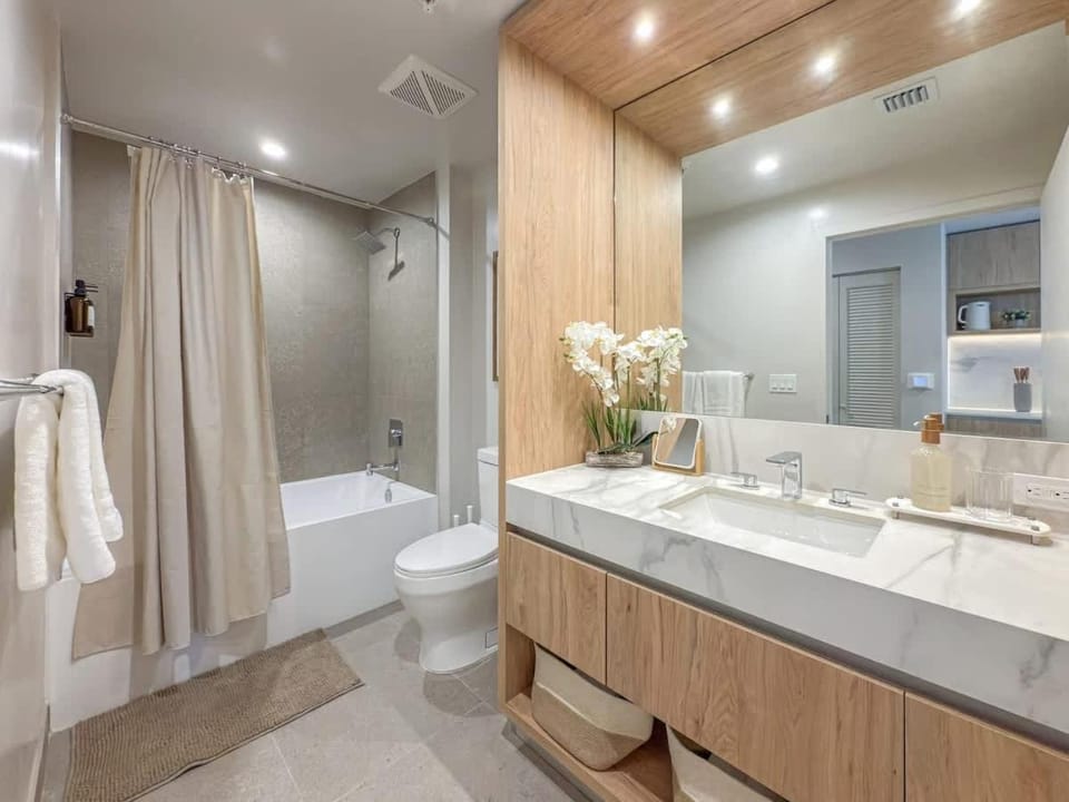 Modern MIA Worldcenter Studio with Balcony Pool & Gym House in Miami