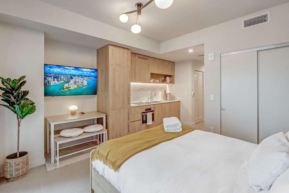 Modern MIA Worldcenter Studio with Balcony Pool & Gym House in Miami