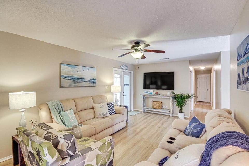 'Sea La Vie' Coastal Getaway Steps from the Beach House in Waveland