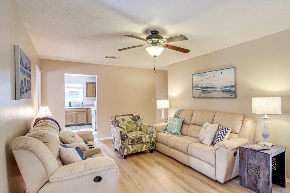 'Sea La Vie' Coastal Getaway Steps from the Beach House in Waveland