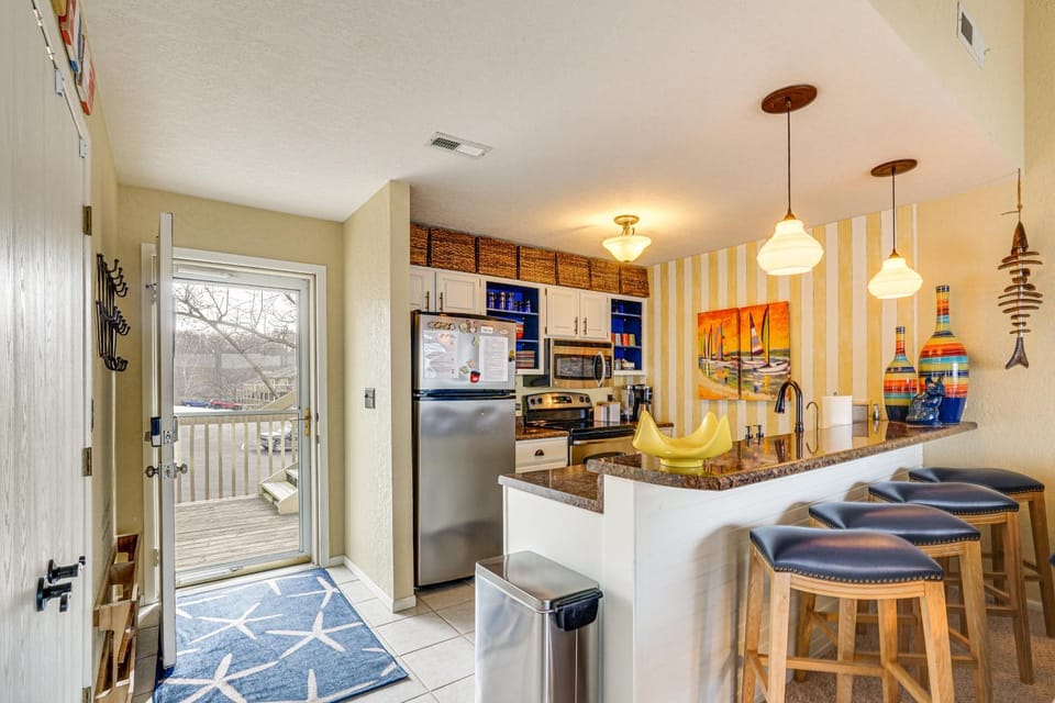 180 Main Channel View! Poolside Apt in Osage Beach House in Lake of the Ozarks