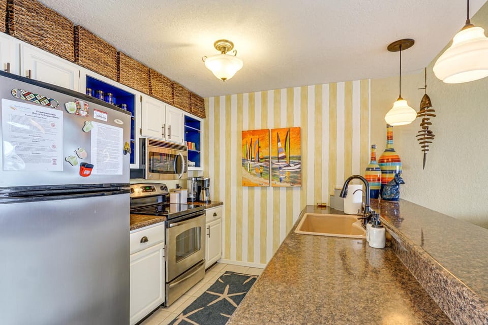 180 Main Channel View! Poolside Apt in Osage Beach House in Lake of the Ozarks