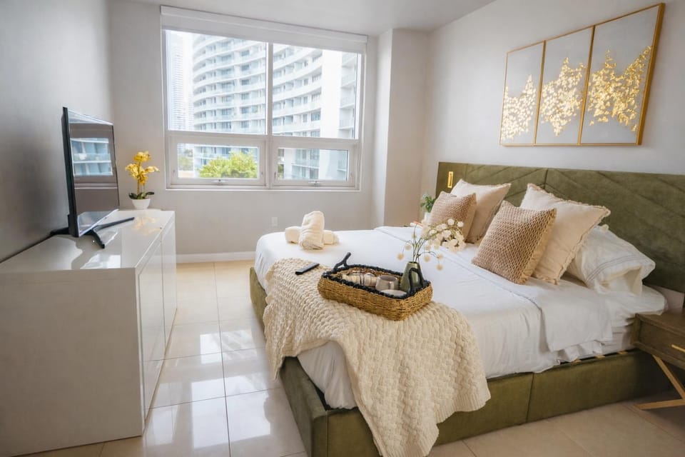 Bed, TV and multimedia, Bedroom, towels