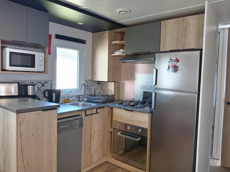 Coffee/tea facilities, dishwasher, microwave, oven, kitchen