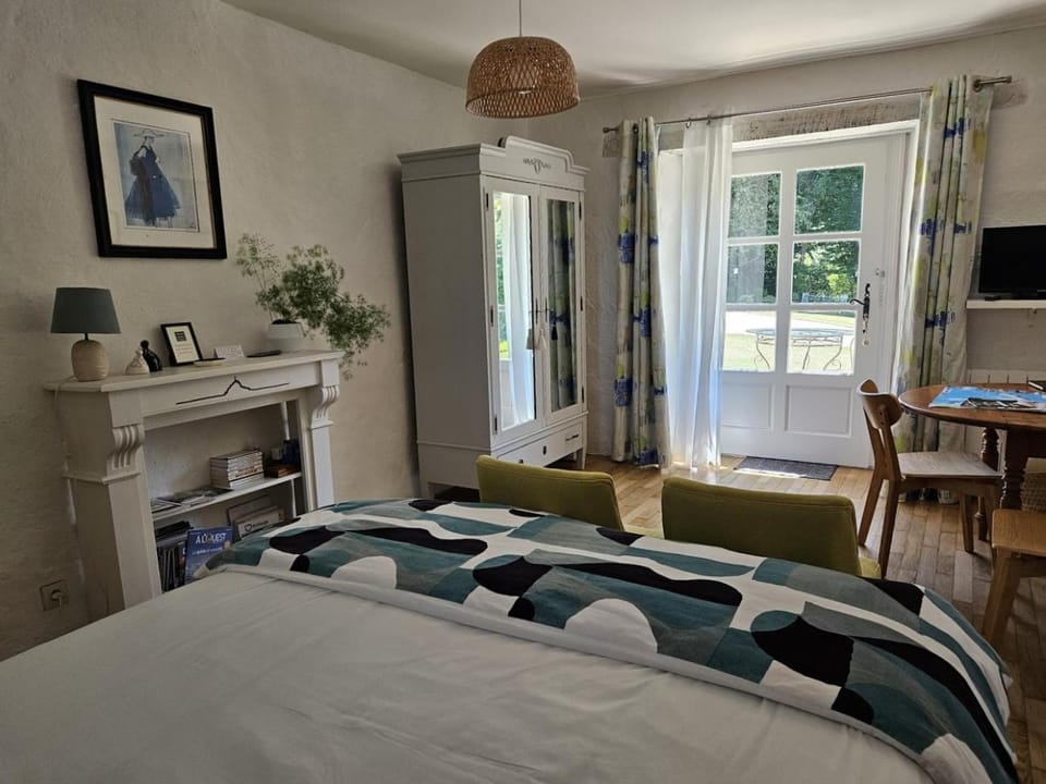 Bed, TV and multimedia, Photo of the whole room, Seating area, Bedroom