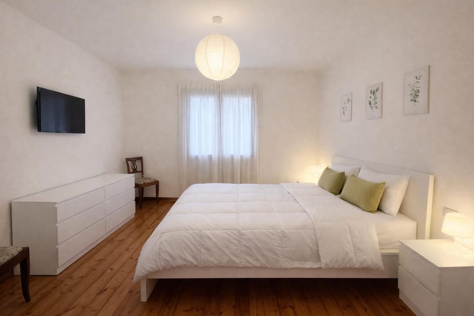 Bed, TV and multimedia, Photo of the whole room, Bedroom