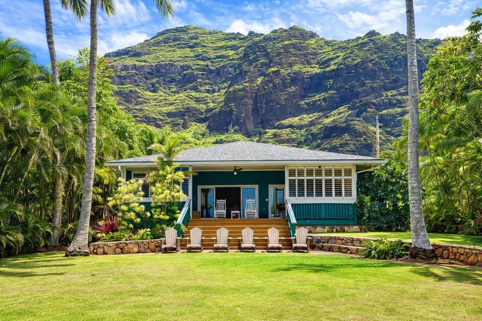 Property building, Garden, Garden, Seating area, Garden view, Mountain view
