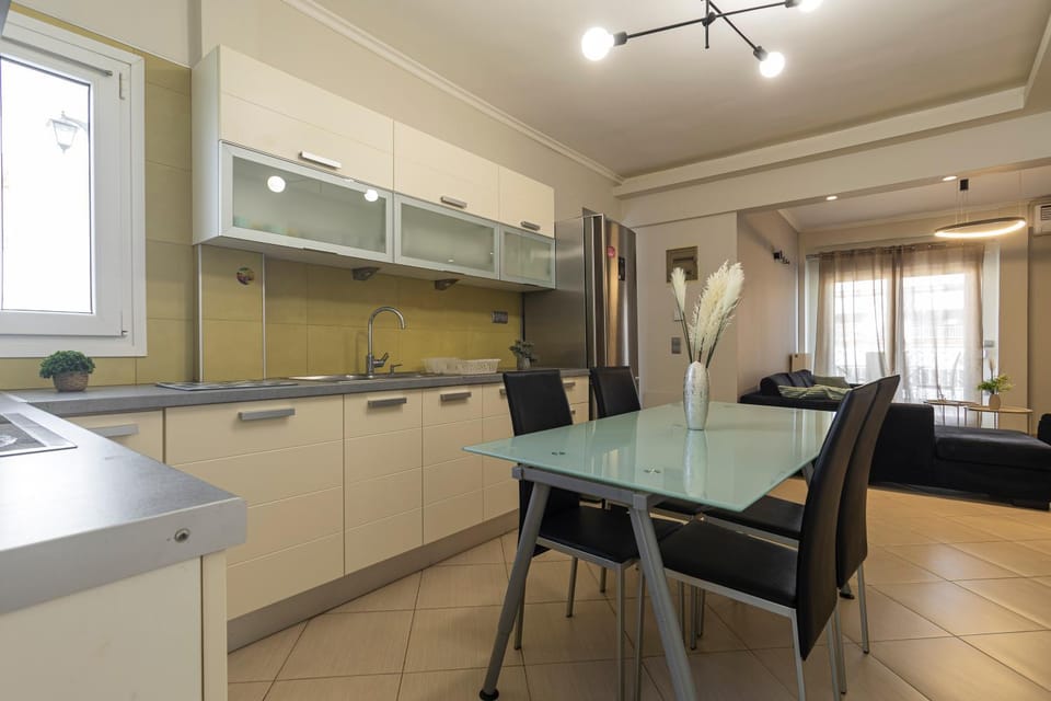 Kitchen or kitchenette, Living room, Seating area, Dining area